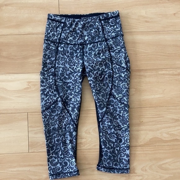 LULULEMON Outrun Crop Black Lace Mesh Print Size 6 - Picture 7 of 10